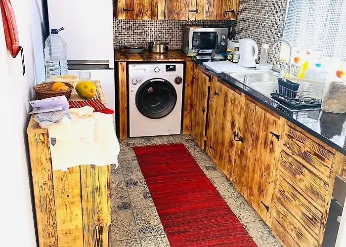 Lovely Newly Refurbished, 1 Bedroom Top Floor Apartment With Sea Views, Fast Wi-Fi Cable Tv And Netflix