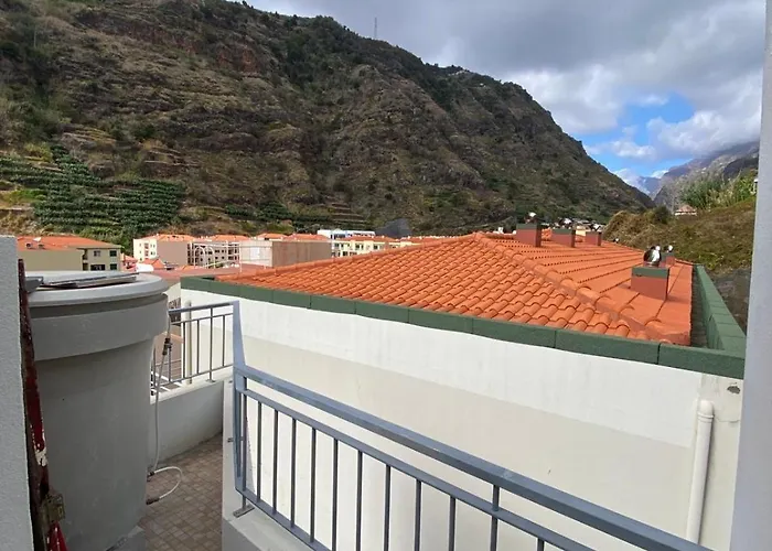 Lovely Newly Refurbished, 1 Bedroom Top Floor Apartment With Sea Views, Fast Wi-Fi Cable Tv And Netflix